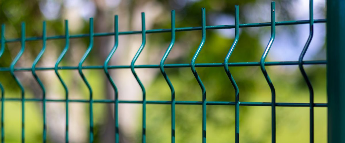 Milyen kiegészítők szükségesek a 3D táblás kerítés komplett telepítéséhez?