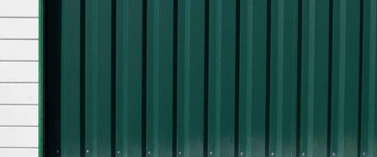 Lemeztető és napelemek: Hatékony kombináció a fenntarthatóságért